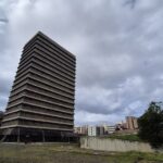 foto do antigo prédio dos Correios em Salvador com o céu ao fundo