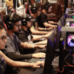gamers lado a lado jogando