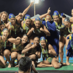 seleção feminina do Brasil de polo aquático posando para foto