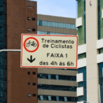 placa de trânsito informando sobre faixa de ciclistas