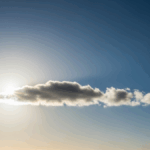 céu claro e ensolarado com uma nuvem solitária