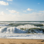 praia com tempo ensolarado e mar revolto