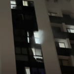 imagem de prédio com funaça saindo de uma das janelas