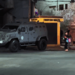 veículo blindado da polícia estacionado