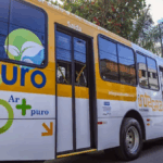 ônibus amarelo e branco fotografado de lado