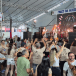 público em frente ao palco durante show de música