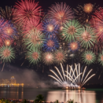 queima de fogos coloridos sobre o mar