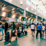 imagem acelerada do fluxo de passageiros no saguão do aeroporto de Salvador