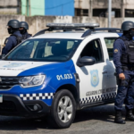 viatura da GCM de Salvador cercada de agentes