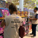 agentes de defesa do consumidor fiscalizando produtos em loja