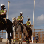 três policiais montados na orla de Salvador