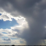 imagem de céu misto, com azul e chuva