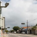 radar em primeiro plano fiscalizando avenida.