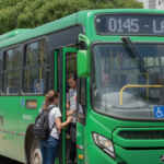 ônibus verde coletando passageiros.