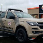 Viatura da PMBA em frente a uma unidade do Burger King.