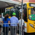 fila de passageiros embarcando em ônibus do Expresso Salvador