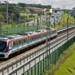 metrô andando sobre os trilhos
