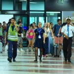 passageiros desembarcando no aeroporto de Salvador.