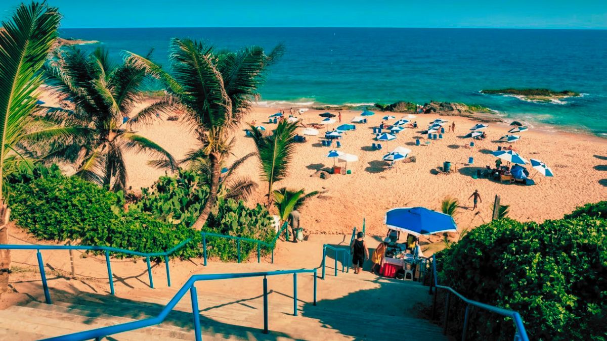 imagem panorâmica da praia do Buracão