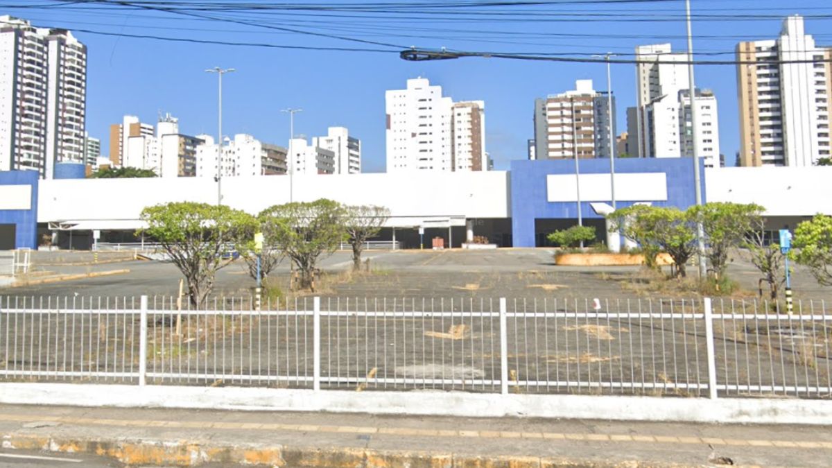 fachada de um hipermercado fechado