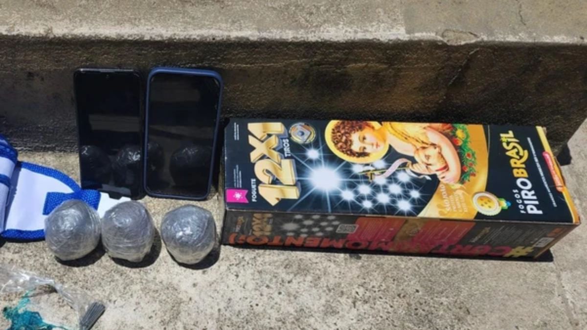 explosivos, fogos e celulares apreendidos