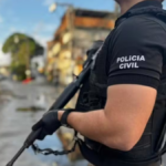 policial civil da Bahia com arma em punho