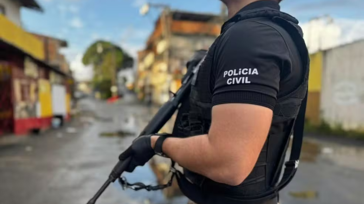 policial civil da Bahia com arma em punho