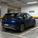 veículo elétrico em carregamento num prédio de estacionamento