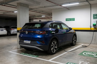 veículo elétrico em carregamento num prédio de estacionamento