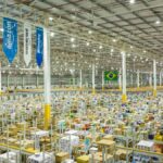 imagem ampla do interior de galpão da Amazon.