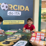 crianças trocando figurinhas