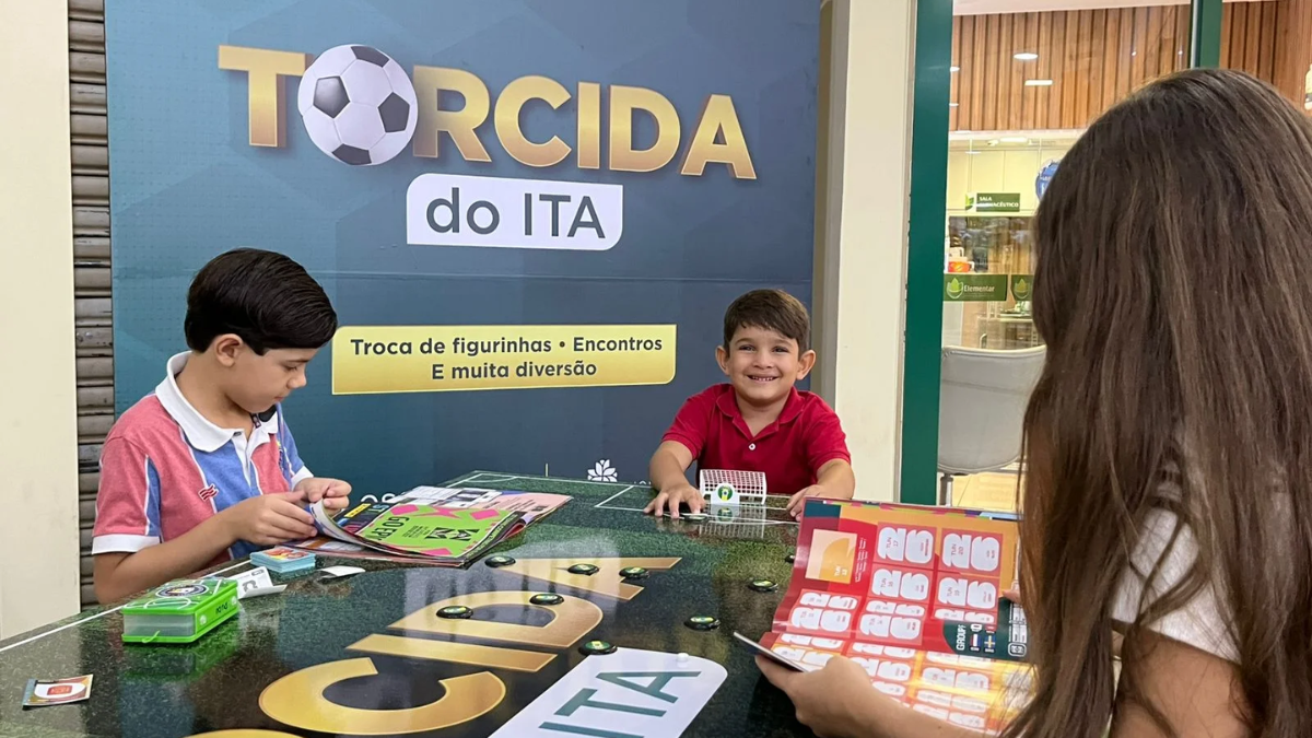 crianças trocando figurinhas