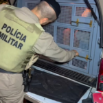policial militar abrindo camburão
