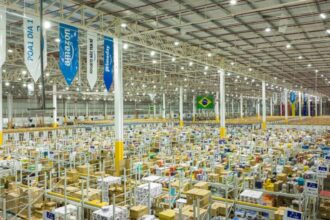 imagem ampla do interior de galpão da Amazon.