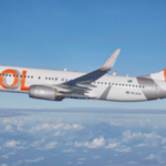 avião da Gol em céu claro.