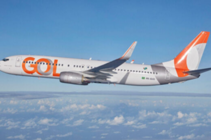 avião da Gol em céu claro.