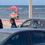 duas suspeitas de furto entre carros estacionados à beira-mar