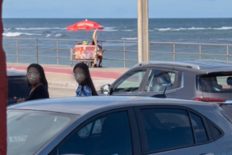 duas suspeitas de furto entre carros estacionados à beira-mar