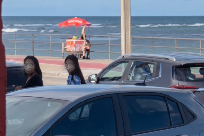 duas suspeitas de furto entre carros estacionados à beira-mar