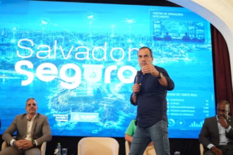 prefeito Bruno Reis falando em palanque