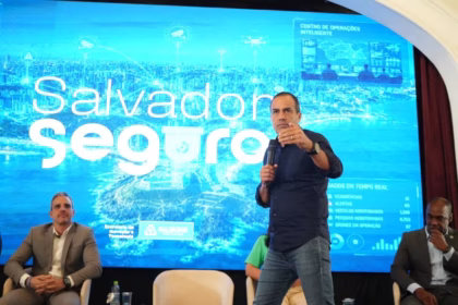 prefeito Bruno Reis falando em palanque