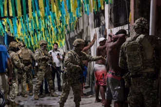 abordagem policial a criminosos em comunidade