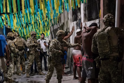 abordagem policial a criminosos em comunidade