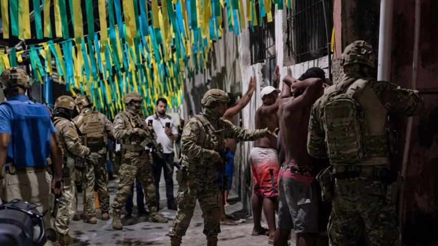 abordagem policial a criminosos em comunidade