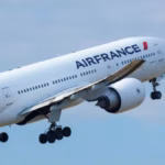 avião da Air France em decolagem sob céu azul em foto aproximada.