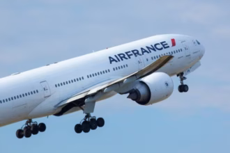 avião da Air France em decolagem sob céu azul em foto aproximada.