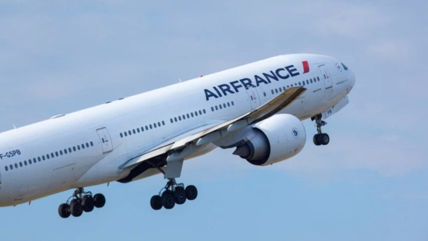 avião da Air France em decolagem sob céu azul em foto aproximada.