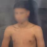 homem sem camisa preso em delegacia