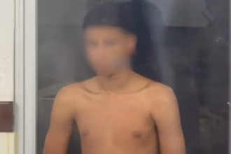 homem sem camisa preso em delegacia