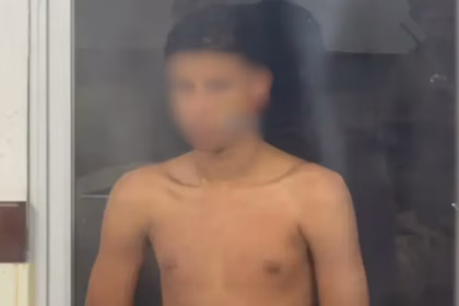 homem sem camisa preso em delegacia